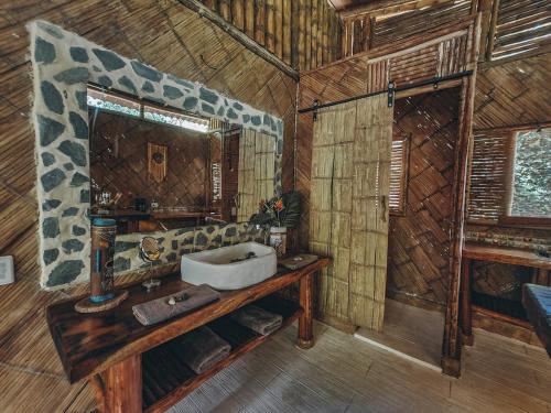 Bilik mandi di EntreAguas Ecolodge