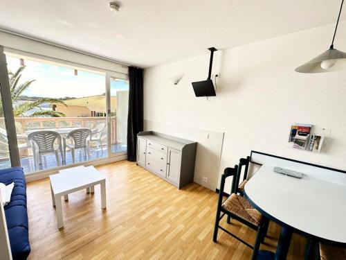 un salon avec un canapé et une table dans l'établissement Résidence Le Boucanier - 2 Pièces pour 4 Personnes 291, à Vieux-Boucau-les-Bains