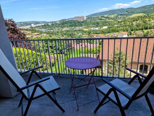 une table et des chaises sur un balcon avec vue dans l'établissement Appartement cosy Fraisses, à Fraisse