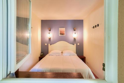 une chambre avec un grand lit blanc avec deux oreillers dans l'établissement Le Domaine du Golf de Pinsolle - maeva Home - Appartement 2 pièces 3 personnes - Prestige MAE-4431, à Soustons