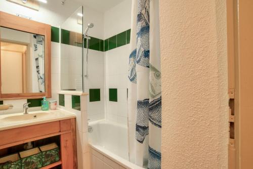 une salle de bain avec douche et lavabo dans l'établissement Le Domaine du Golf de Pinsolle - maeva Home - Appartement 2 pièces 3 personnes - Prestige MAE-4431, à Soustons