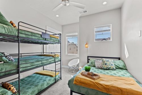 a bedroom with bunk beds and a couch at Ocotillo 69 3 Bedrooms with a Private Hot Tub, Fire Pit, and Private Patio in Santa Clara