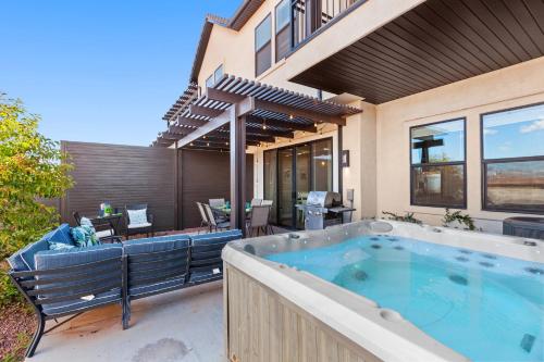 a hot tub in the backyard of a house at Ocotillo 69 3 Bedrooms with a Private Hot Tub, Fire Pit, and Private Patio in Santa Clara