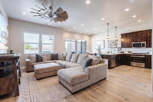 a living room with a couch and a kitchen at Ocotillo 70 Red Mountain View Resort, Private Pool & Hot Tub in Santa Clara