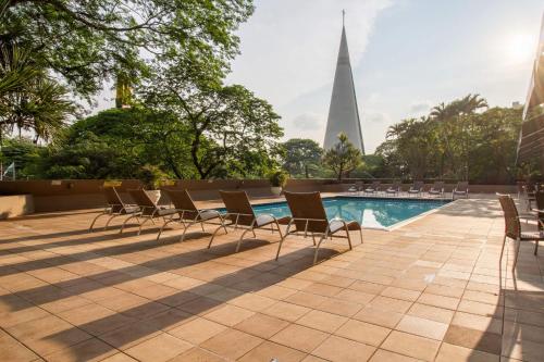 La pileta dentro o cerca de Hotel Deville Business Maringá
