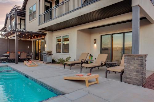 a backyard with a swimming pool and a house at Ocotillo 70 Red Mountain View Resort, Private Pool & Hot Tub in Santa Clara
