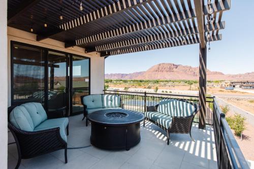 a patio with a table and chairs and a view of the desert at Ocotillo 70 Red Mountain View Resort, Private Pool & Hot Tub in Santa Clara