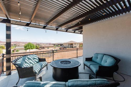 a patio with a table and chairs on a balcony at Ocotillo 70 Red Mountain View Resort, Private Pool & Hot Tub in Santa Clara