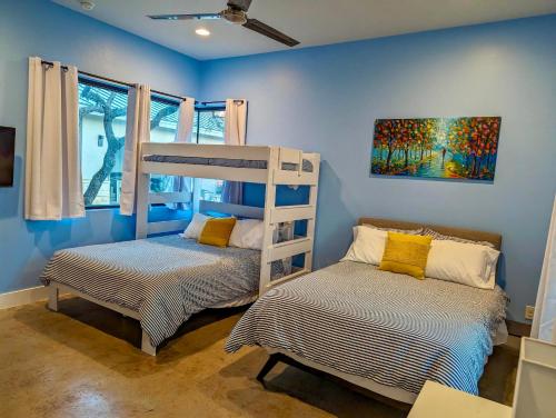Katil atau katil-katil dalam bilik di Upscale Modern Hill Country Home! Has it ALL!