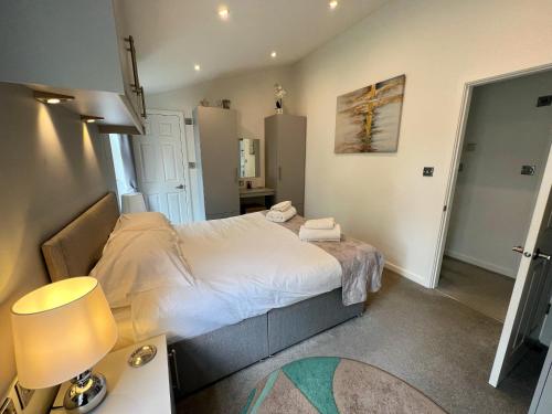 Fox Lodge at Owlet Hideaway - with Hot Tub, Near York photo 8