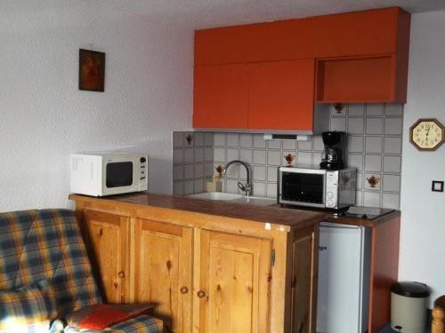 - une cuisine avec 2 fours micro-ondes au-dessus d'un comptoir dans l'établissement Résidence Rond-point-pistes Ii - Maxi studio centre station et pieds des pistes à Orcières Merlette - Alpes du Sud MAE-7514, à Orcières