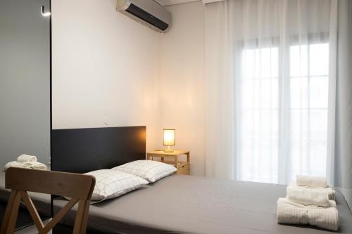 リトホロにあるDimo's Apartmentの大きなベッドと窓のある寝室