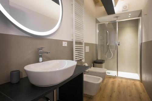 马内尔巴Appartamenti La Còrt - Number 4的浴室里有洗手池、马桶和镜子。