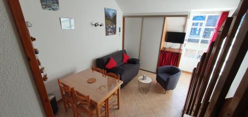 un salon avec un canapé et une table dans l'établissement Appartement Sainte Marie de Campan, à Sainte-Marie-de-Campan