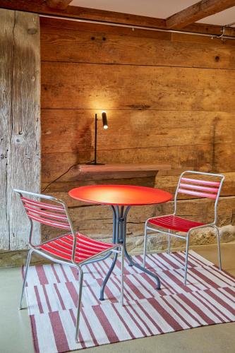 two chairs and a table and a table and two chairs at Baudenkmal Mühle Schalchen in Wildberg