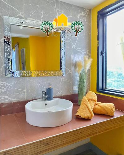 a bathroom with a sink and a mirror at Finca Amarelo casa campestre cap 35 pers in Cali