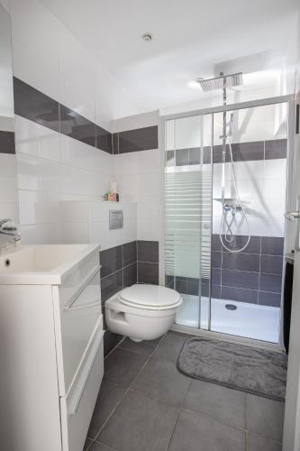 une salle de bain blanche avec toilettes et douche dans l'établissement Croisette Escape - Wifi - Clim - Hypercentre, à Cannes