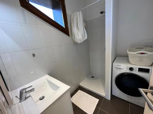 Koupelna v ubytování Résidence Les Terrasses De Vars Ste Marie - LES TERRASSES DE VARS SAINTE MARIE MAE-9941