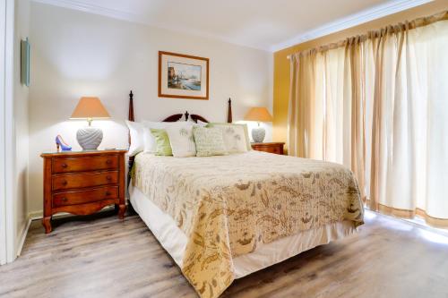 Katil atau katil-katil dalam bilik di Oceanfront Carolina Beach Condo, Steps to Shore!