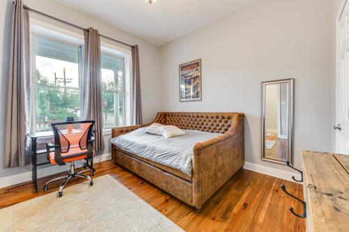 Ένα ή περισσότερα κρεβάτια σε δωμάτιο στο Renovated Richmond Townhome in Church Hill!