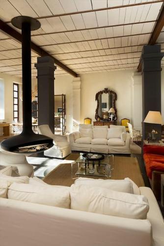 - un salon avec des canapés blancs et une cheminée dans l'établissement Villa Contemporaine Nîmes, à Nîmes