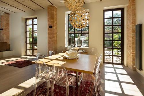 une salle à manger avec une table et des chaises en bois dans l'établissement Villa Contemporaine Nîmes, à Nîmes