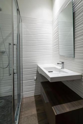 une salle de bain avec un lavabo et une douche dans l'établissement Villa Contemporaine Nîmes, à Nîmes