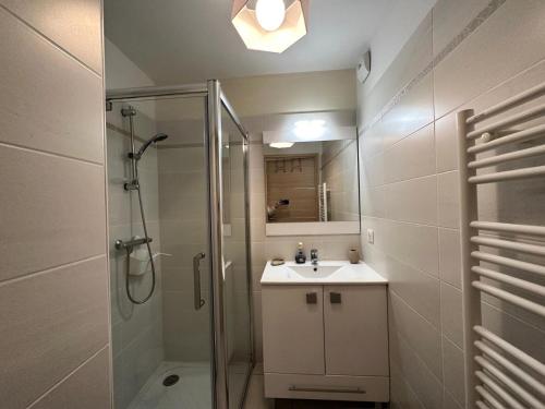 Koupelna v ubytování Résidence Les Terrasses De Vars Ste Marie - LES TERRASSES DE VARS SAINTE MARIE MAE-9981