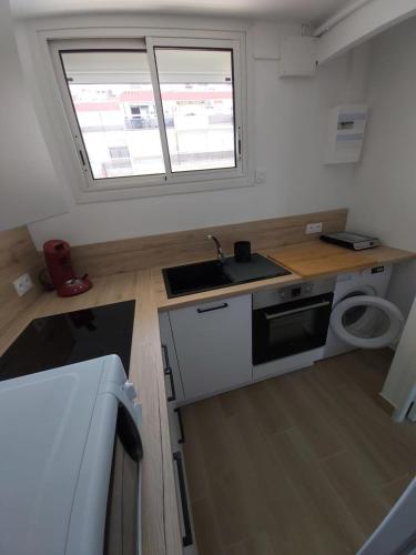 Il comprend une petite cuisine avec un lavabo et des toilettes. dans l'établissement Appartement T2 Vu mer rénové entièrement, à Saint-Cyprien