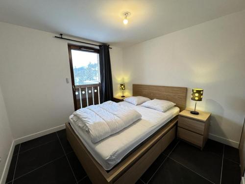 une chambre avec un grand lit avec une fenêtre dans l'établissement Varsea Residence - RESIDENCE VARSEA MAE-9991, à Vars