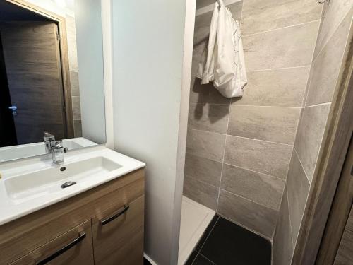 une salle de bain avec un lavabo et un miroir dans l'établissement Varsea Residence - RESIDENCE VARSEA MAE-9991, à Vars