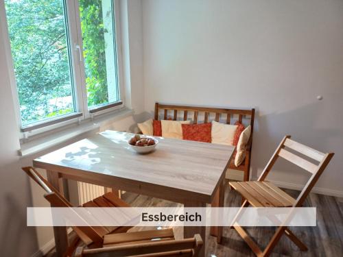 einen Tisch und Stühle in einem Zimmer mit Sofa in der Unterkunft Ivy Haus in Falkensee