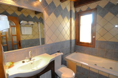 La salle de bains est pourvue d'un lavabo, d'une baignoire et de toilettes. dans l'établissement Hotel Casa Arcas, à Vilanova i la Geltrú