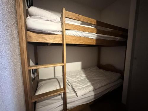 quelques lits superposés dans une chambre dans l'établissement Résidence La Chanalette - LA CHANALETTE MAE-0071, à Vars
