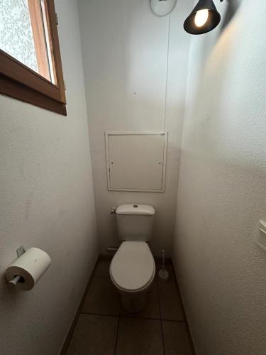 Elle comprend une petite salle de bains pourvue de toilettes et d'une fenêtre. dans l'établissement Résidence La Chanalette - LA CHANALETTE MAE-0071, à Vars