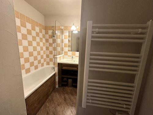 une salle de bain avec une baignoire et un lavabo dans l'établissement Résidence L'albane - L'ALBANE - pied de pistes avec accès PISCINE - 209 MAE-0021, à Vars