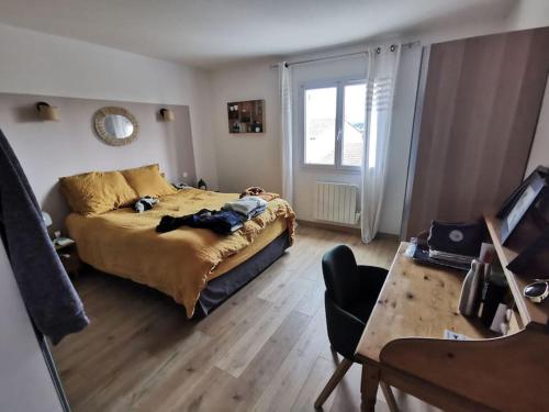 une chambre avec un lit, une fenêtre et une table dans l'établissement Charmante maison provençale avec piscine, à Coudoux