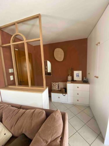 un salon avec un canapé et un miroir dans l'établissement Charmante maison provençale avec piscine, à Coudoux