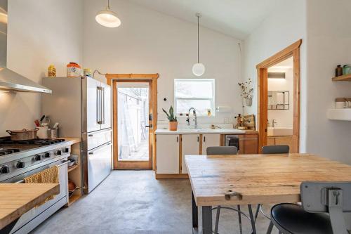 eine Küche mit Holztisch und ein Esszimmer in der Unterkunft Modern Historic 1900 Adobe Bungalow in Downtown in Tucson