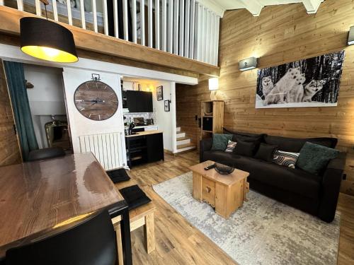 un salon avec un canapé et une table dans l'établissement Résidence Le Hameau - LE HAMEAU MAE-4271, à Vars