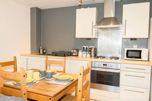 Η κουζίνα ή μικρή κουζίνα στο Greenings Apt Warrington - 2 Bed with FREE off road Parking & Wifi