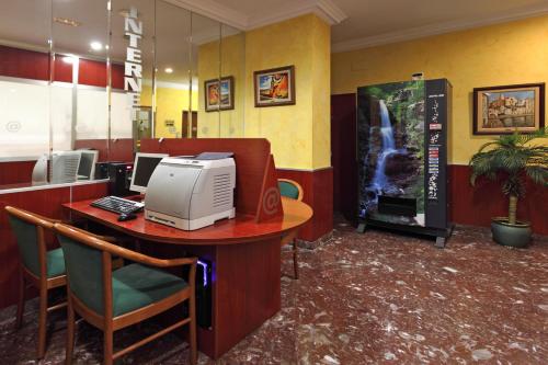 an office with a desk with a computer on it at Hotel Los Angeles in Figueres