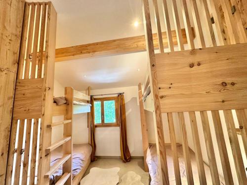 une chambre avec deux lits superposés et une fenêtre dans l'établissement Résidence Le Solea - PENTHOUSE A LA MONTAGNE SAUNA ET SPA-Tout inclus MAE-2041, à Vars