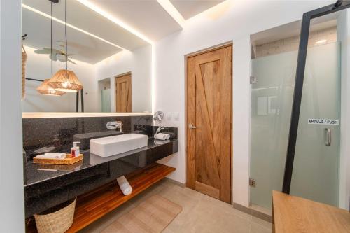 une salle de bain avec un lavabo et un miroir dans l'établissement Casa Blú Huatulco, à Santa Cruz Huatulco