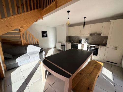 une cuisine avec une table à manger et un escalier dans l'établissement Résidence Les Terrasses De Vars Ste Marie - LES TERRASSES DE VARS SAINTE MARIE MAE-2081, à Vars