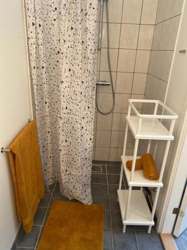 Un baño de Charming - Luxurious 1 bedroom apartment in The Heart of Aalborg