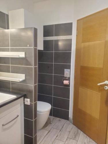 une salle de bain avec des toilettes, un lavabo et une porte dans l'établissement Gite rural JONQUIERES 84, à Jonquières