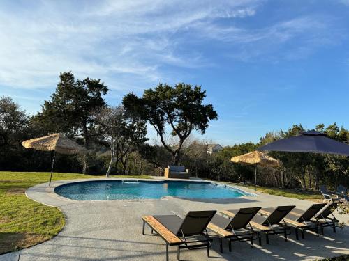 Kolam renang di atau dekat dengan Upscale Modern Hill Country Home! Has it ALL!