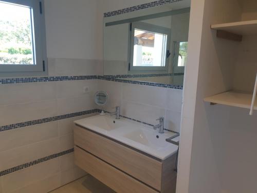 une salle de bain avec un lavabo et un miroir dans l'établissement maison provence, à Mazan