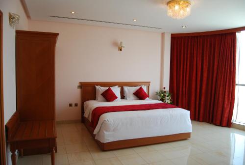 Al Madina Suites Doha tesisinde bir odada yatak veya yataklar